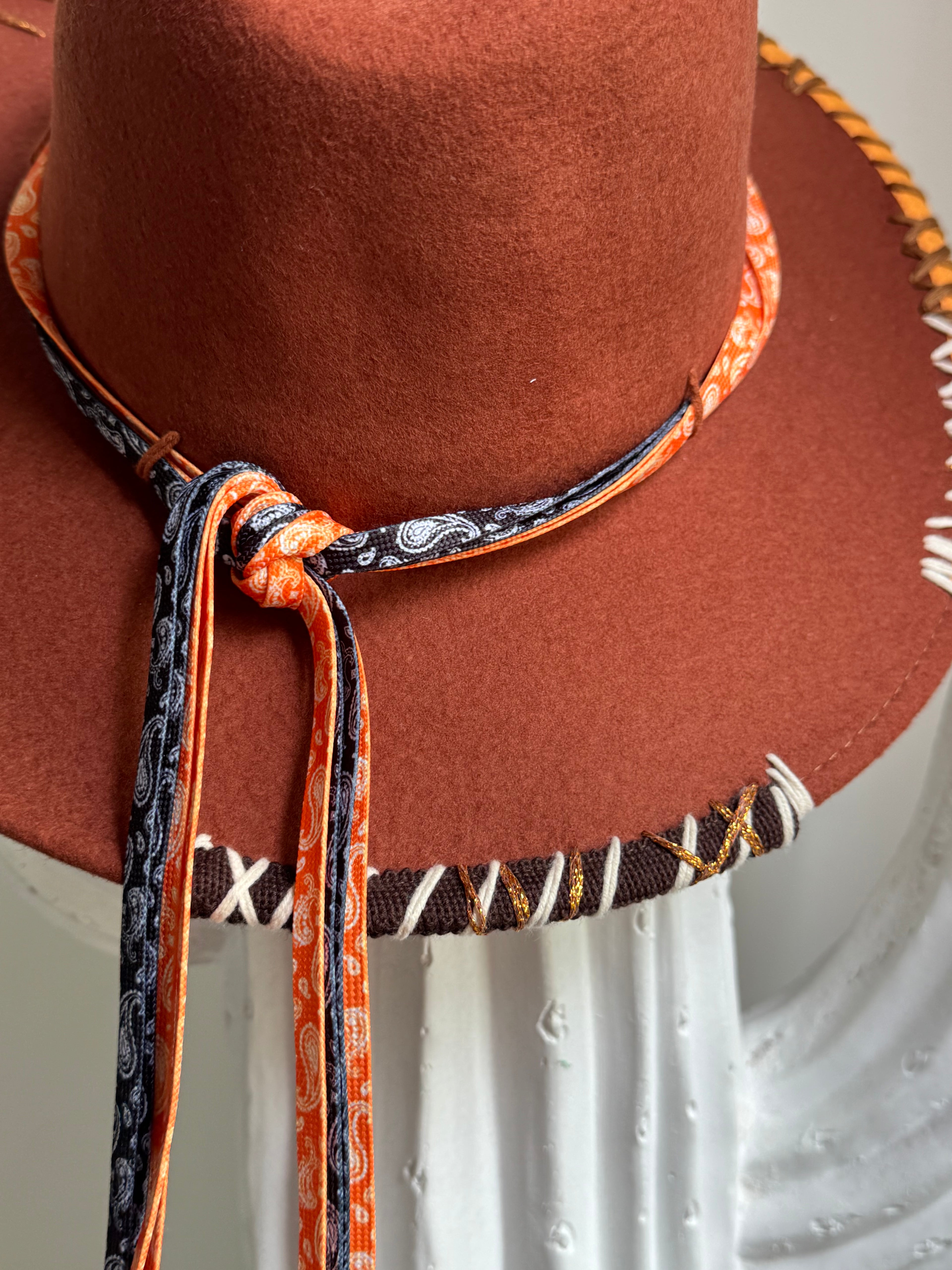 MOUNTAIN LOVER LACES