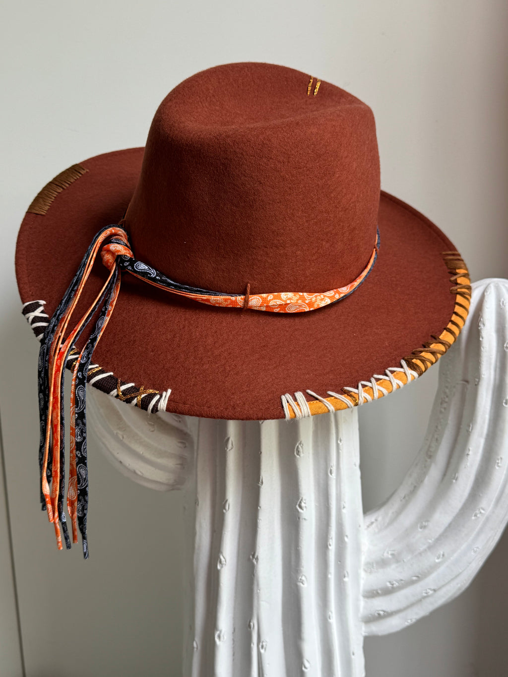 MOUNTAIN LOVER LACES